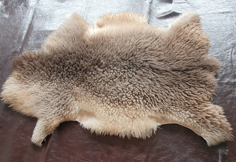 Natúr színű báránybőr/mintázatban minden bőr más,fotót küldünk kérésre/