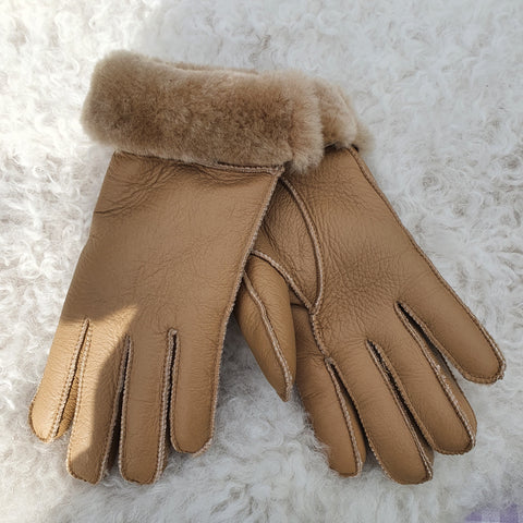 Ötujjas, nappásított, kézműves, karamell színű női irha kesztyű