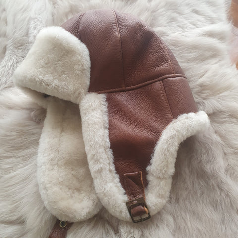 Vörösesbarna-fehér színű, kézműves uniszex szőrme usánka