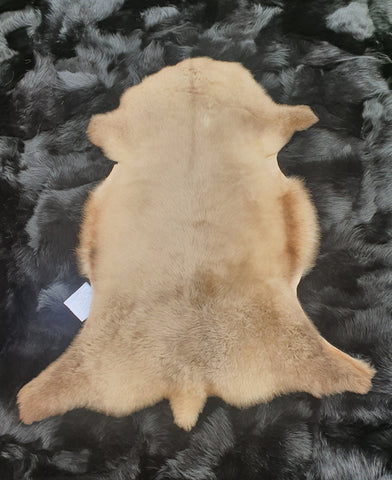Natúr színű báránybőr/mintázatban minden bőr más,fotót küldünk kérésre/