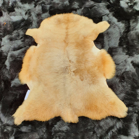 Natúr színű báránybőr/mintázatban minden bőr más,fotót küldünk kérésre/