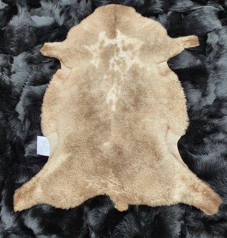 Natúr színű báránybőr/mintázatban minden bőr más,fotót küldünk kérésre/