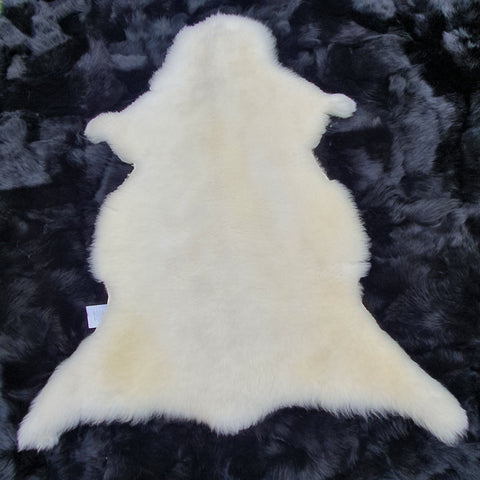 Natúr színű báránybőr/mintázatban minden bőr más,fotót küldünk kérésre/