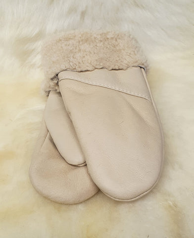 Egyujjas, nappásított, kézműves, világos színű női irha kesztyű