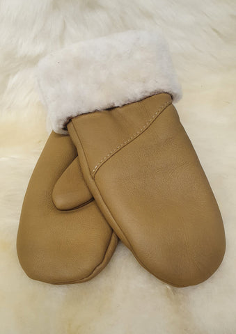 Egyujjas, nappásított, kézműves,világos csau színű tűzött női irha kesztyű