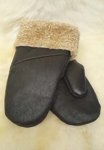 Egyujjas, nappásított, kézműves, sötétbarna színű irha kesztyű