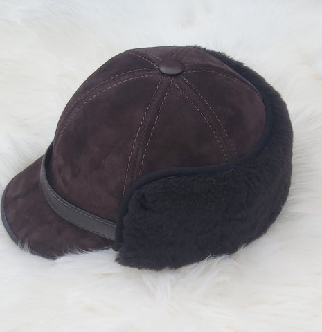 Kézműves, sötébarna színű, férfi irha sapka