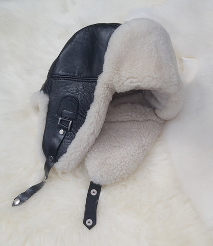 Fekete-fehér színű, kézműves uniszex szőrme usánka