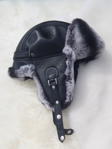 Fekete-szürke-fehér színű, kézműves uniszex szőrme usánka