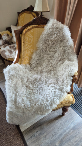 Szűcsgéppel varrott, báránybőrből készült világos színű szőnyeg,falvédő