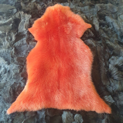 Korall színű, festett birka vagy báránybőr