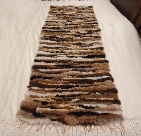 Sötétbarna-mogyoró-fehér-csaú színű, báránybőrből készített kézműves szövött szőnyeg