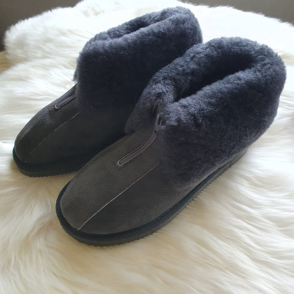 Szürke színű , cipzáras bárány mamusz