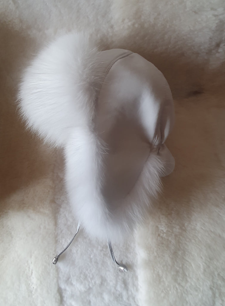 Fehér színű, kézműves női szőrme usánka/gumis/