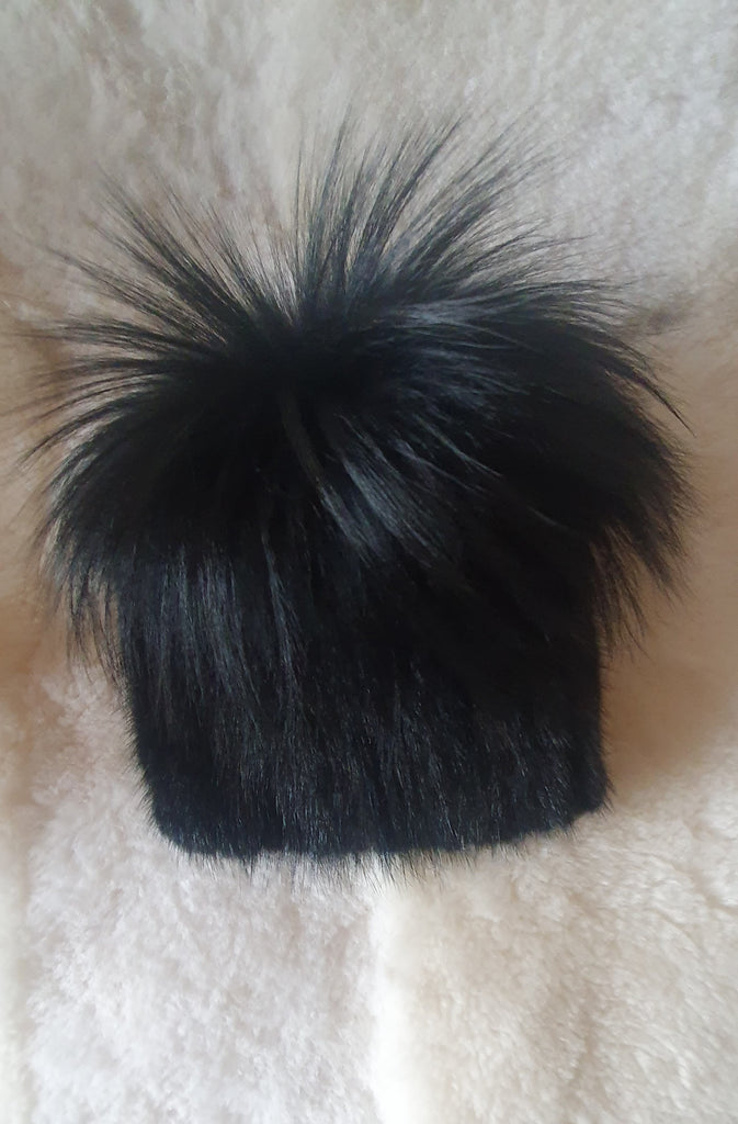 Fekete színű, kézműves női szőrme sapka