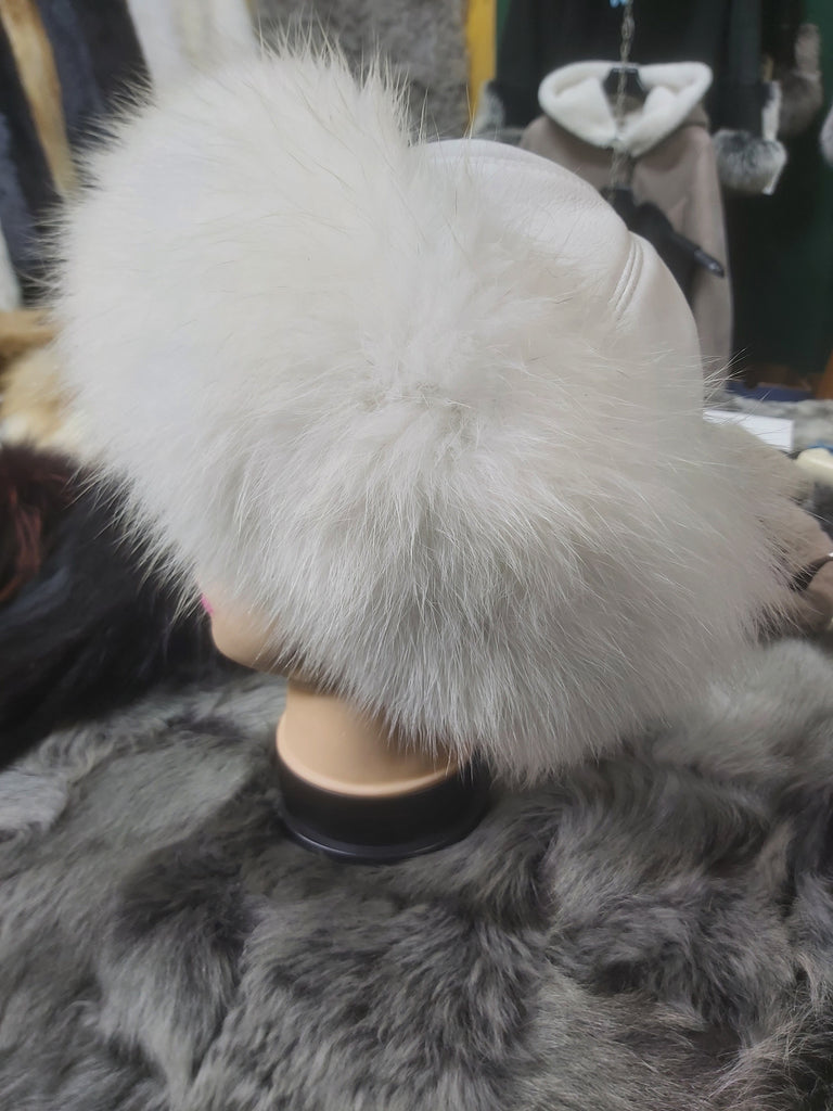 Fehér színű, kézműves női szőrme sapka