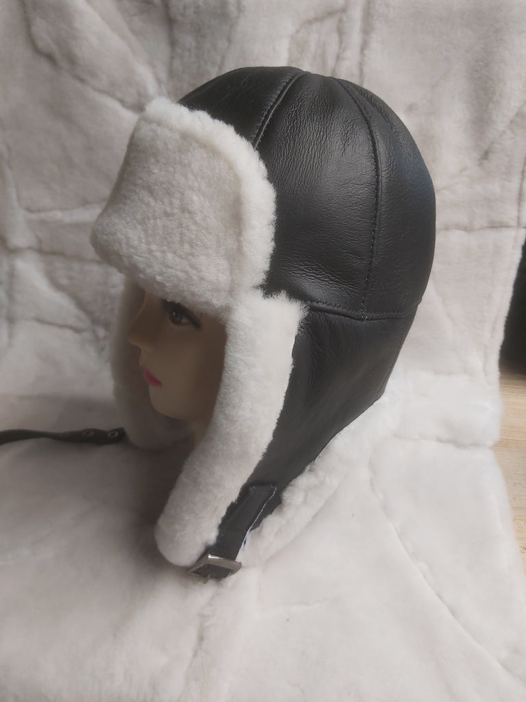 Fekete-fehér színű, kézműves uniszex báránybőr usánka.