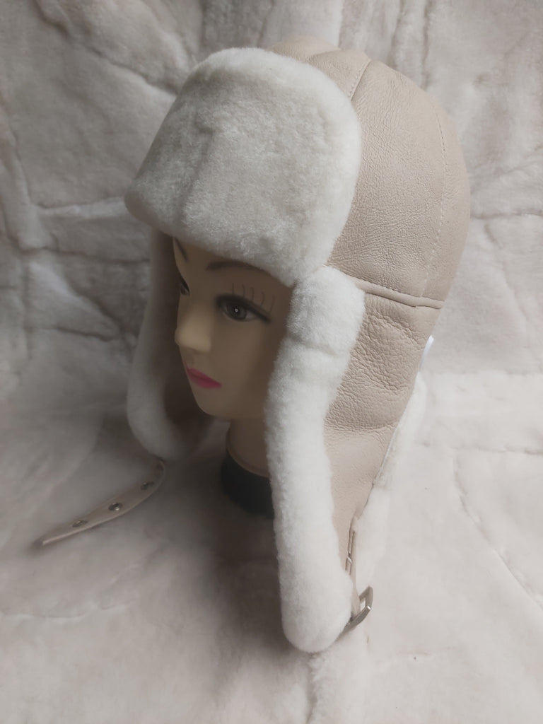 Világos színű, kézműves uniszex szőrme usánka