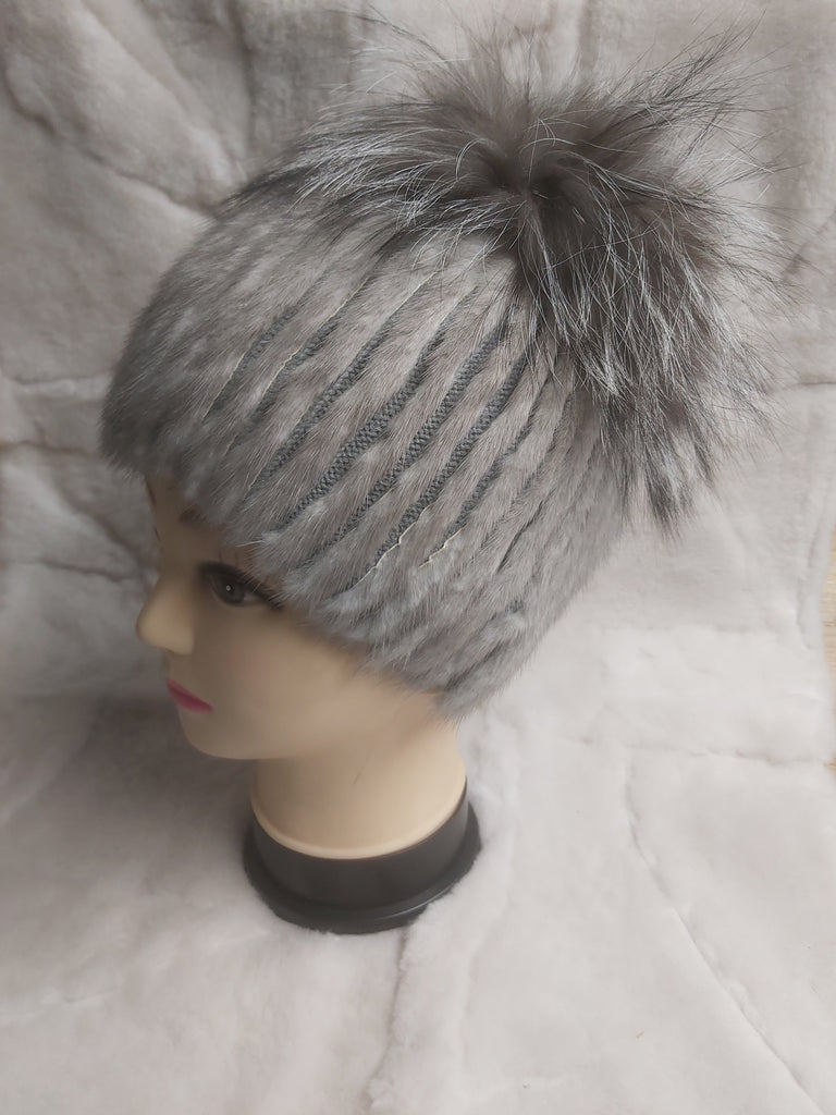 Világosszürke színű, kézműves női szőrme sapka