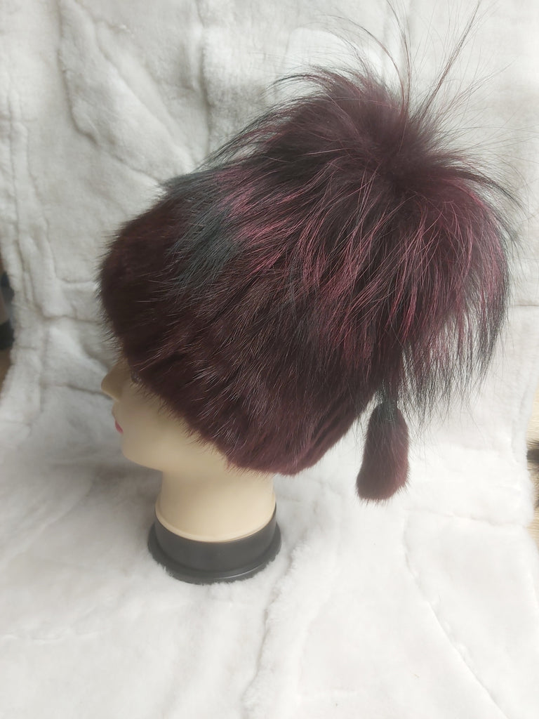 Bordó színű, kézműves, bojtos női szőrme sapka