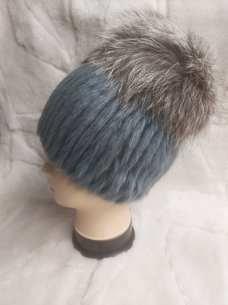 Világoskék színű, kézműves,női szőrme sapka