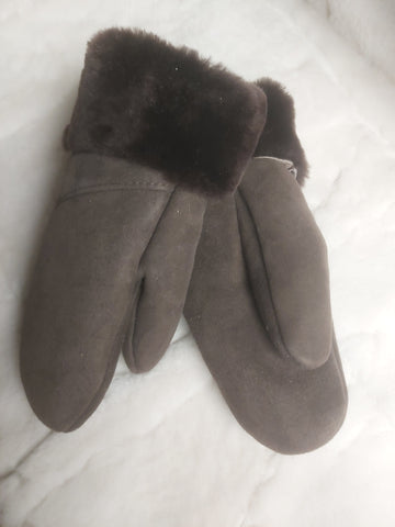 Ötujjas, nappásított, kézműves, barna színű női irha kesztyű