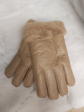 Ötujjas, nappásított, kézműves, karamell színű női irha kesztyű