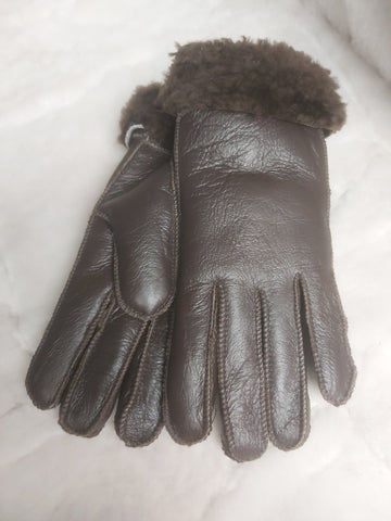 Ötujjas, nappásított, kézműves, sötétbarna színű női irha kesztyű