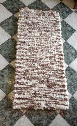 Mogyoró-fehér színű, báránybőrből készített kézműves szövött szőnyeg