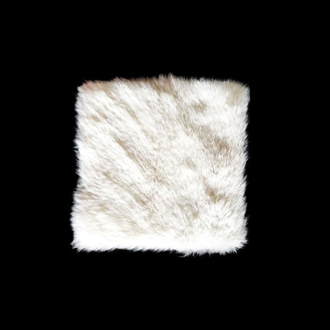 Natúr, fehér színű, négyzet alakú,  báránybőr ülőpárna